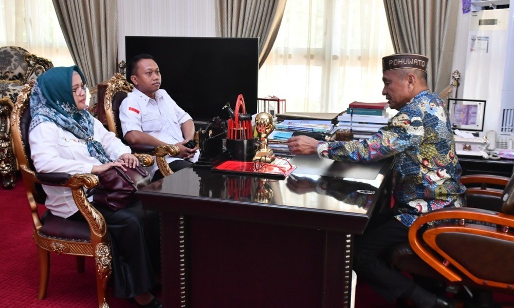 28 Pastikan pembayaran gaji 13 untuk ASN, Bupati Pohuwato, Saipul A. Mbuinga undang langsung Kepala BPKPD, Teti Alamri di ruang kerja bupati, hadir pula Ketua Korpri Pohuwato, Usman H. Bay, Rabu, (14/6/2023).